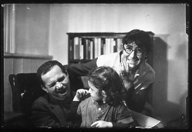 This image has an empty alt attribute; its file name is 3.-Shahn-with-wife-Tillie-and-daughter-Judith-at-23-Bethune-Street.-Photograph-by-Walker-Evans.png