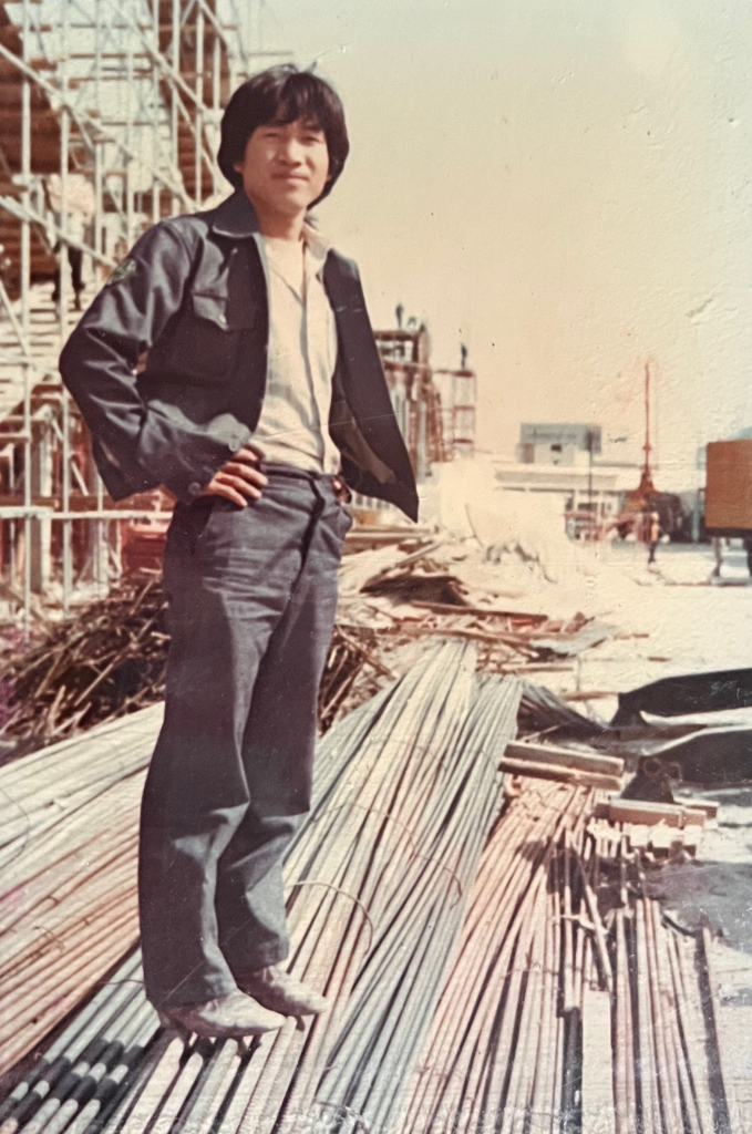 Geunghyul Park's maternal grandfather, 이은동.